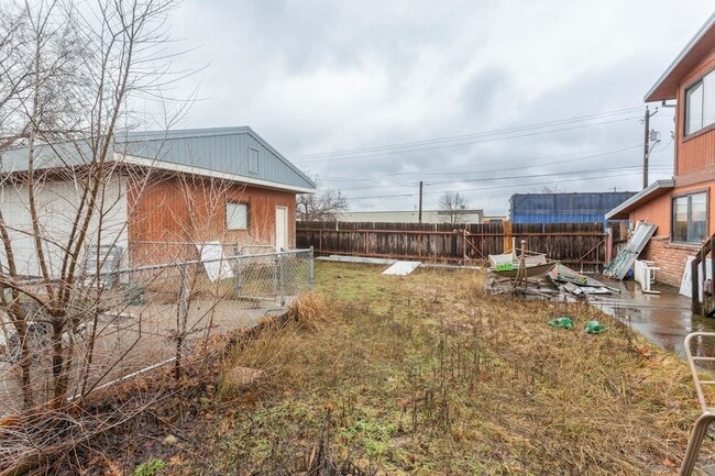 Building Photo - 10623 E Montgomery Ave