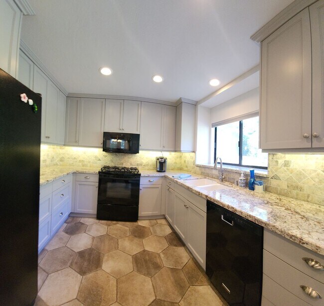 Building Photo - Furnished 3 bed 2.5 bath close to Poly.