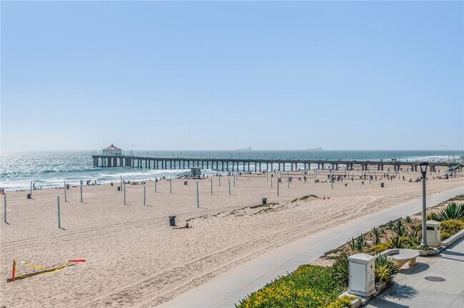 Building Photo - 816 The Strand