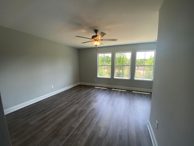 Building Photo - Spacious 3BR Townhome with Modern Finishes & Lawn Care Included!