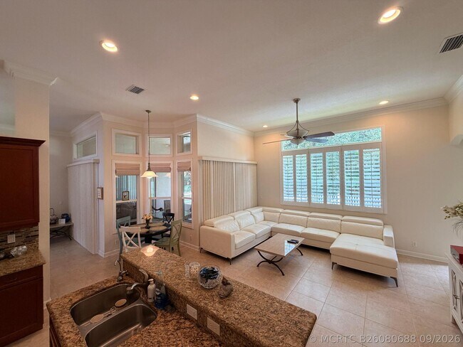 Building Photo - 403 NW Lyndhurst Ct