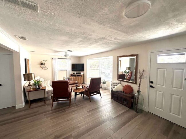 Building Photo - 2563 S Peninsula Dr