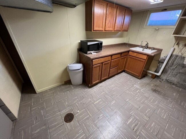 Building Photo - 429 E Pine St