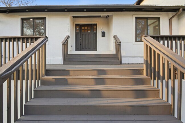 Building Photo - Beautiful Houston Home Featuring a Private Pool