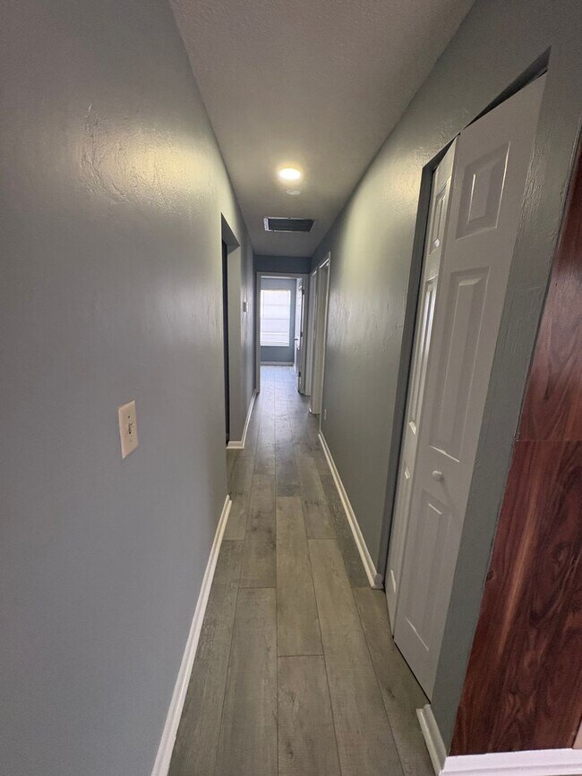 Building Photo - 424 Valley Dr