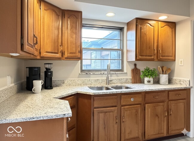 Building Photo - 5430 E 11th St