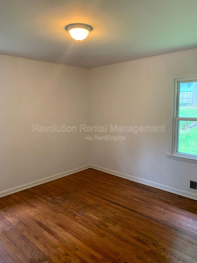 Building Photo - 2715 Larkspur Dr SE