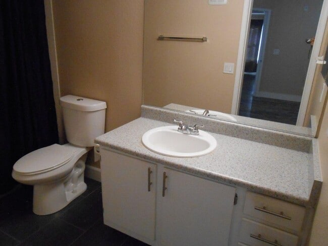 Building Photo - 2nd Floor 2 Bedroom Condo in Gated Community
