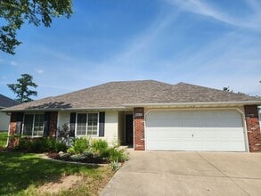 Building Photo - Single Family Home with Fenced Yard