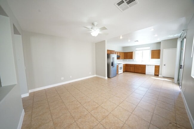 Building Photo - SHOWINGS AVAILABLE NOW