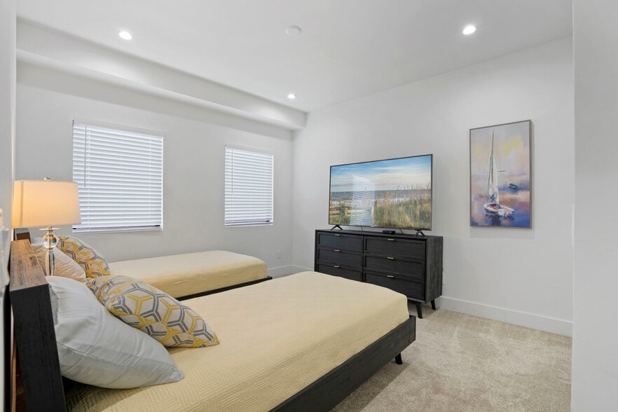 Upstairs Bedroom - 4386 Newport Ave