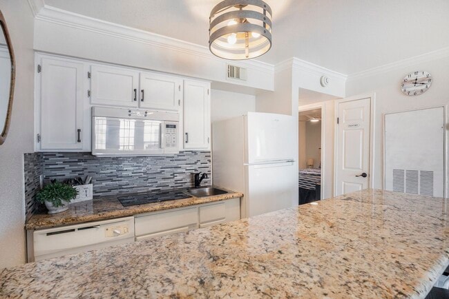 Building Photo - 6300 Seawall Blvd