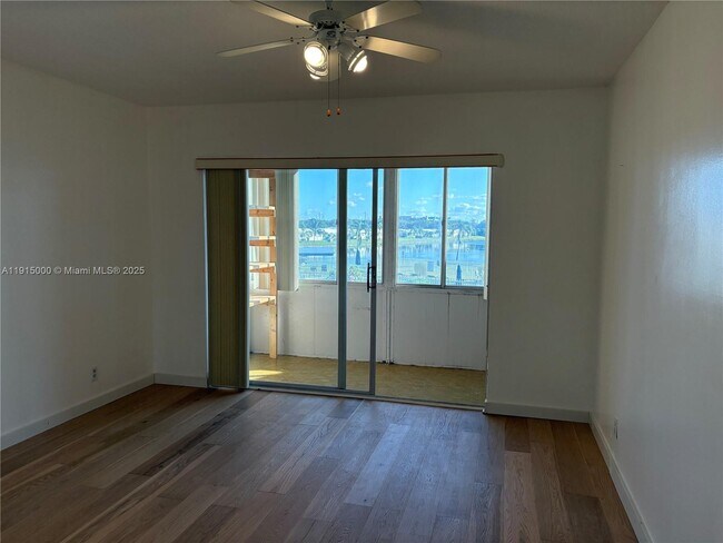 Building Photo - 2223 Park Ln