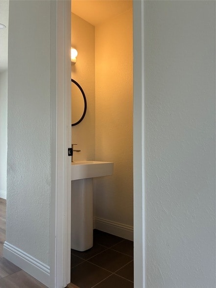 Building Photo - 2101 Mistletoe Ave