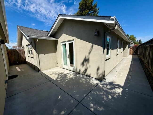 Building Photo - 411 Hiller St