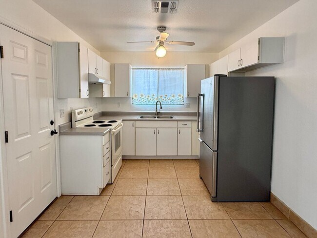 Building Photo - Charming three bedroom - two bathroom GREA...