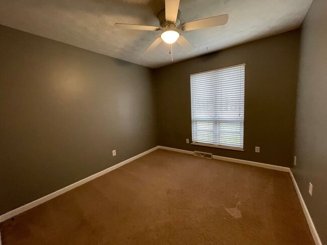Building Photo - Large 4 bed/2 bath with garage - W. Hamble...