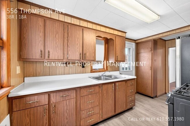 Building Photo - 556 Thompson Ave