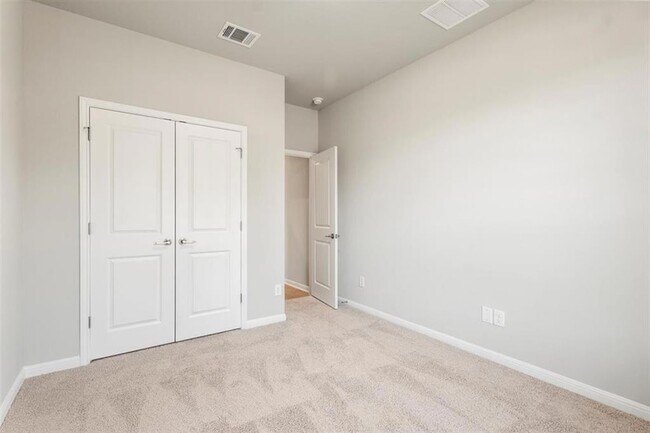 Building Photo - 204 Grn Knl Ln