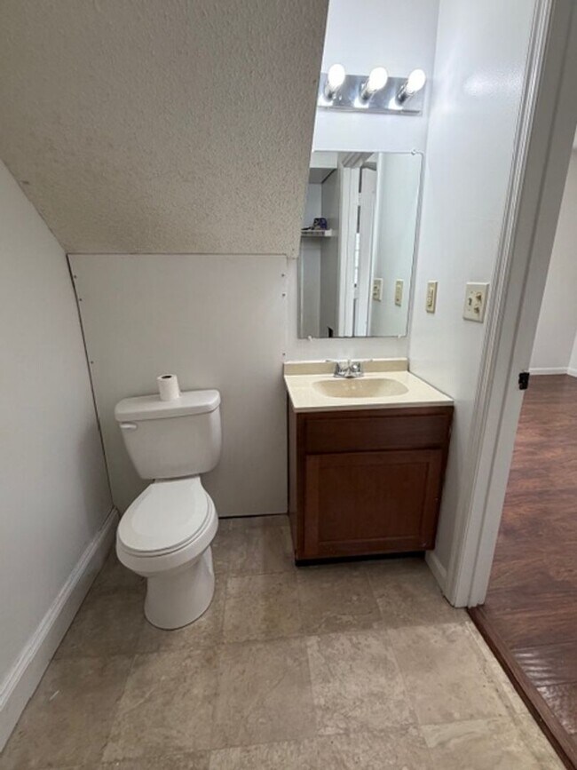 Building Photo - 2 Bedroom 1.5 Bath Duplex