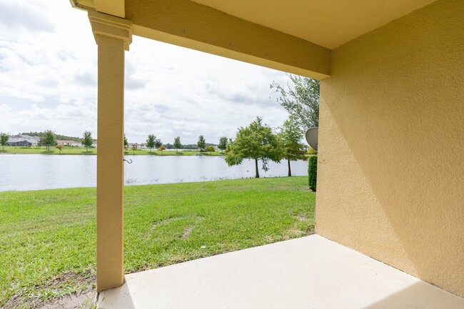 Building Photo - Beautiful spacious 4 bedroom, 2.5 bathroom townhome!