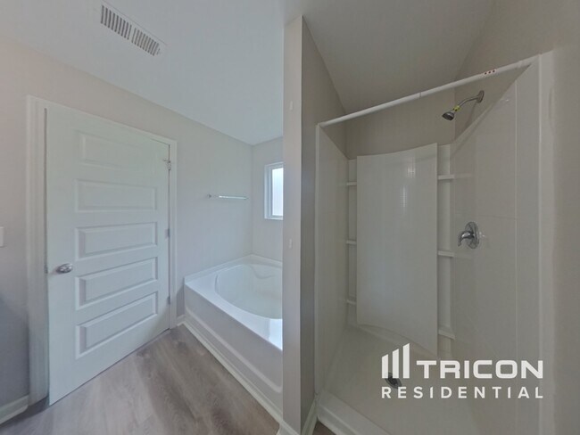 Building Photo - 3650 Lebella Ln