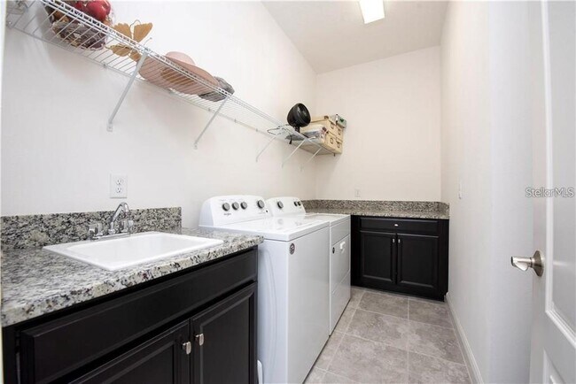Building Photo - 13092 Stanthorne Ave