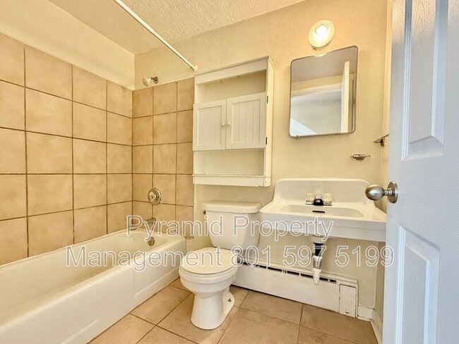 Building Photo - 190 S 300 W St