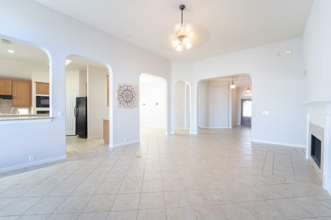 Building Photo - 2910 Sandleigh Dr