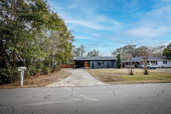 Building Photo - 3 Bedroom 2 Bath Downtown Ocean Springs