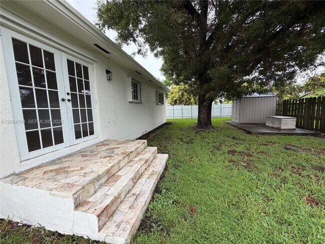 Building Photo - 6746 SW 32nd Terrace