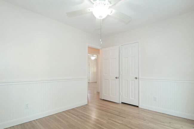 Building Photo - 3845 Sunset Ln