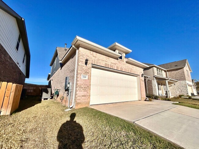 Building Photo - Stunning 4-Bed + Office Home in Lagos Community!