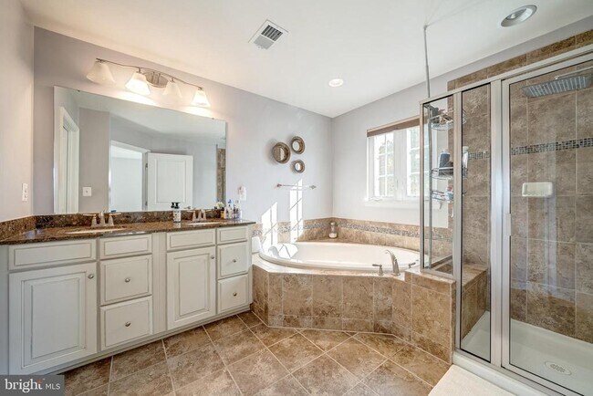 Building Photo - 25850 Clairmont Manor Square