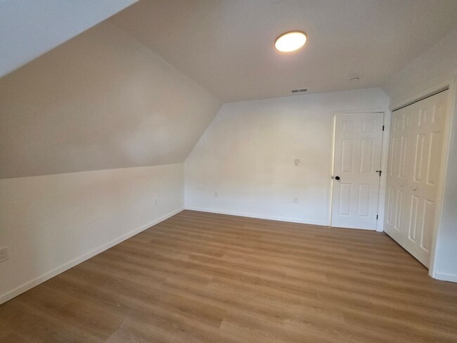 Building Photo - Fully Updated 4 bedroom 2 bathroom Apartment for rent in the Northside!