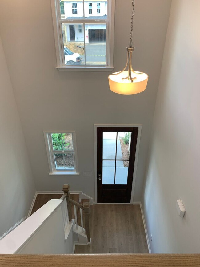 Building Photo - Modern Living in Windsor Hill