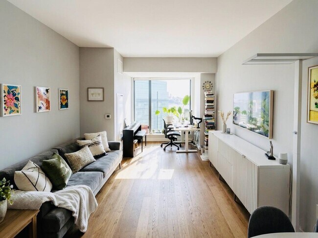 Building Photo - 99 Hudson St