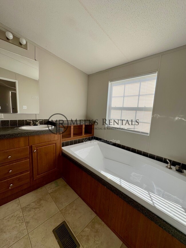 Building Photo - 106 Robby St