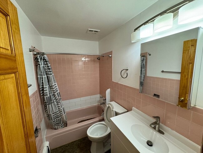Building Photo - 3014 W 59th St