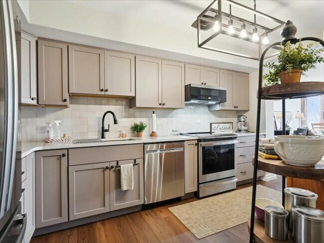 Building Photo - 2222 1st Ave NE