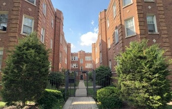 Building Photo - 4848 W Wrightwood Ave