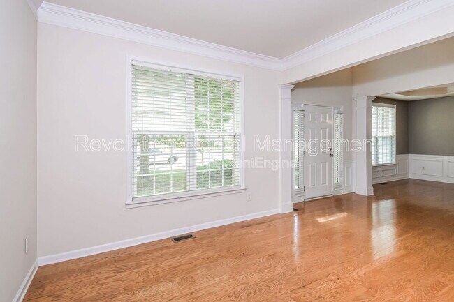 Building Photo - 233 Sumac Tr