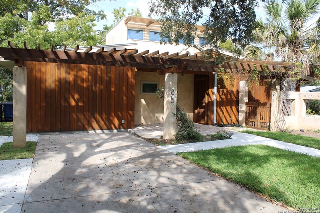 Building Photo - 539 Woodcrest Dr
