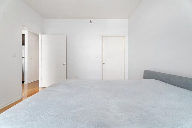 Building Photo - 225 S Sangamon St