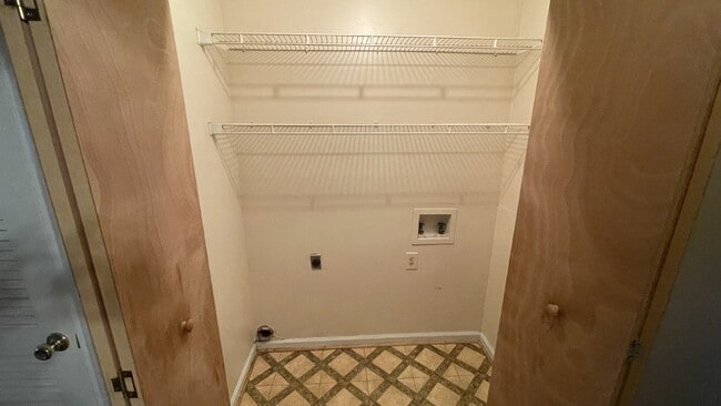 Building Photo - Townhouse For Rent