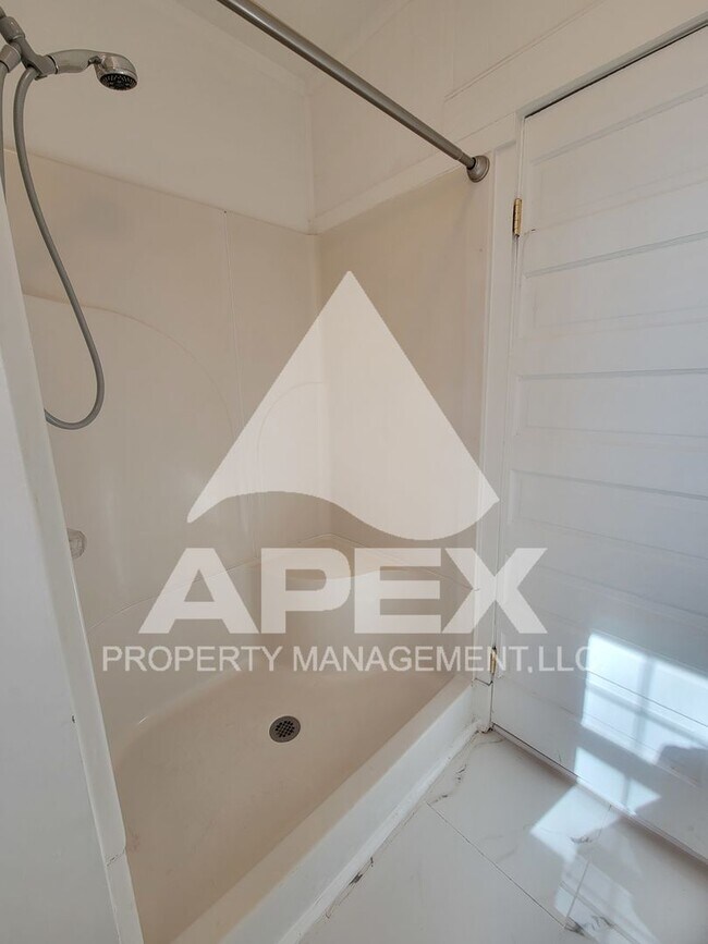 Building Photo - Charming 3Bd/2 Ba Renovated Craftsman Style Home in the Heart of Alcoa!