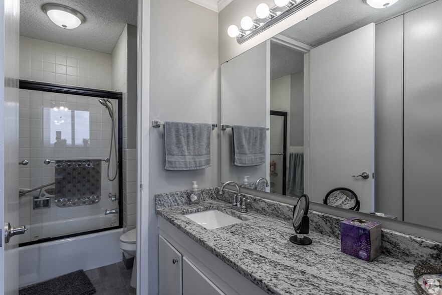 Building Photo - The Lakewood House Apartments