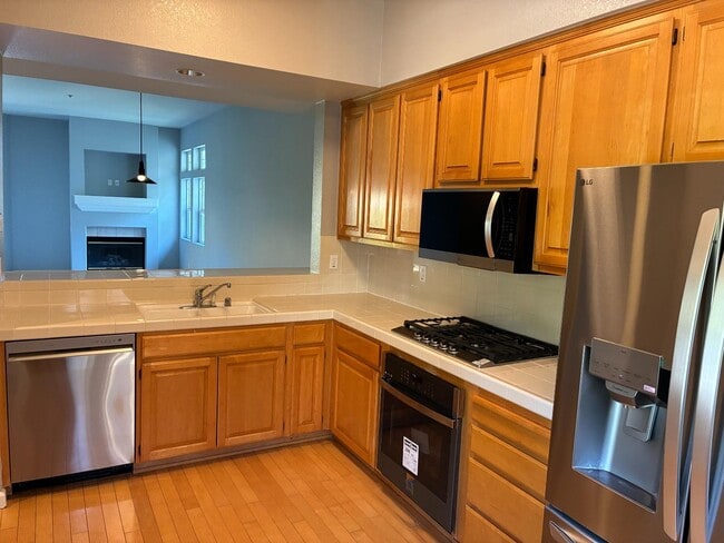 Building Photo - 121 Crescent Ct
