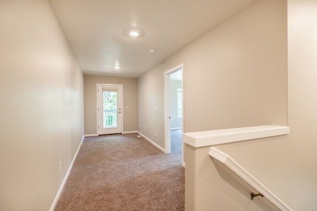 Building Photo - Newer 4 bdrm plus Flex Room Home In Town- 1 Months rent concession!