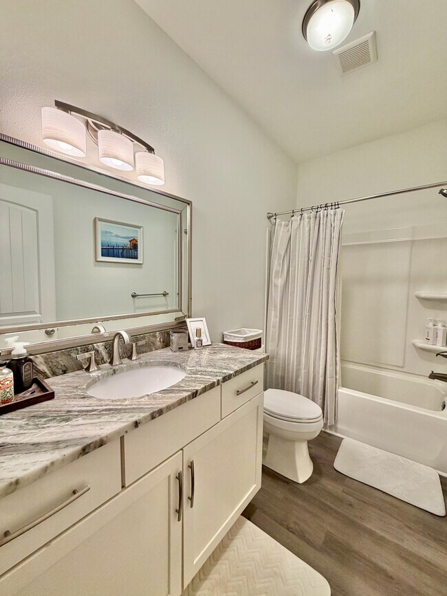 Building Photo - 411B Redwood Ave